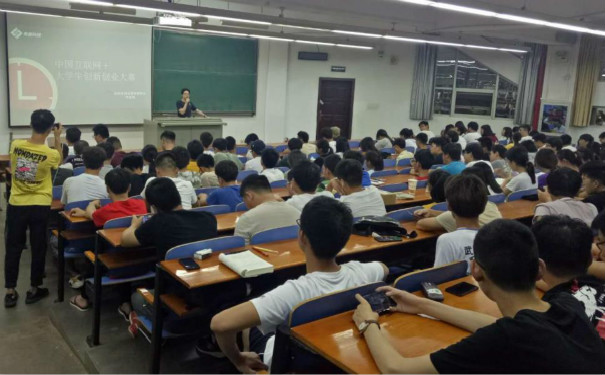 武汉纺织大学成功举办“互联网+创新创意”大赛讲座